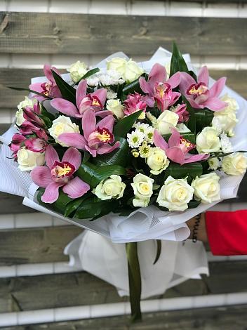 Букет цветов из: Розы и Хризантемы в Великовечное