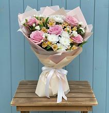 Букет цветов из:  Гвоздики, Орхидеи и Розы в Великовечное