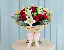 Букет цветов из:  Лилии и Розы в Великовечное
