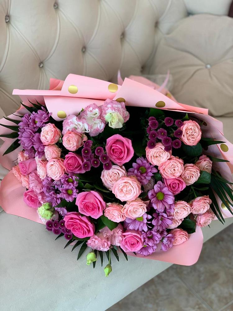 Букет цветов из: Хризантемы, Розы и Лизиантусы в Великовечное