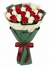 Букет Микс из красных и белых роз в Великовечное