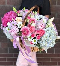 Композиция солнечный день в Великовечное Цветочная композиция из Розы, Хризантемы, Пионы и Лизиантусы в корзине в Великовечное