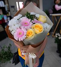 Букет цветов из:  Герберы, Розы и Хризантемы в Великовечное