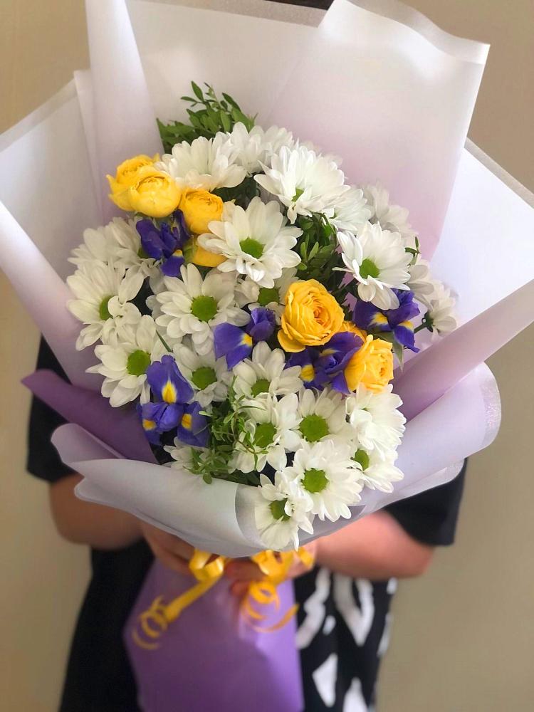 Букет цветов из: Ирисы, Хризантемы и Розы в Великовечное