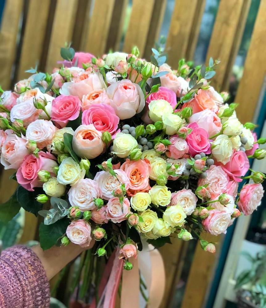 Букет цветов из: Розы в Великовечное