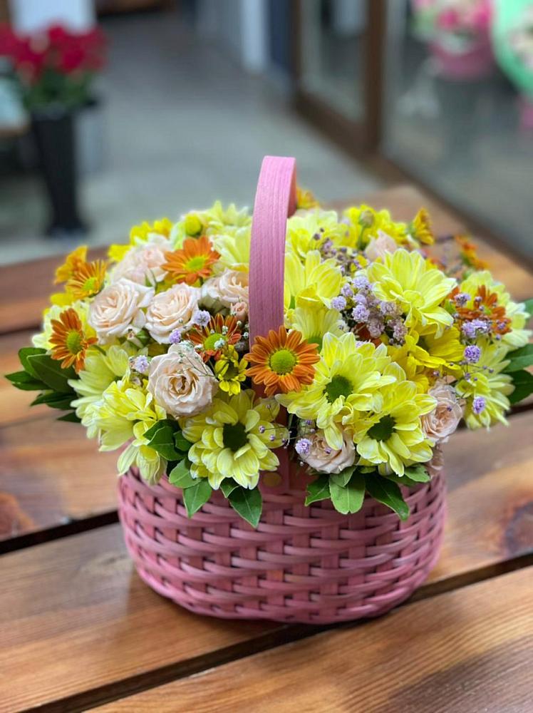 Цветочная композиция из Хризантемы и Розы в корзине в Великовечное