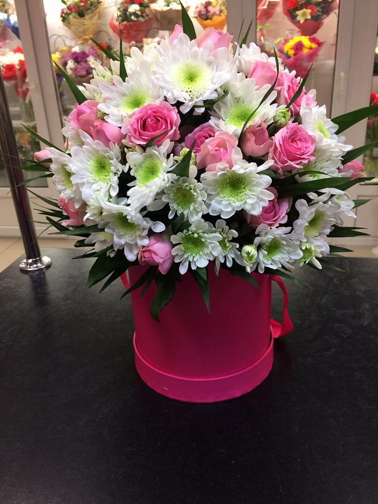 Цветочная композиция из Розы и Хризантемы в шляпной коробке в Великовечное