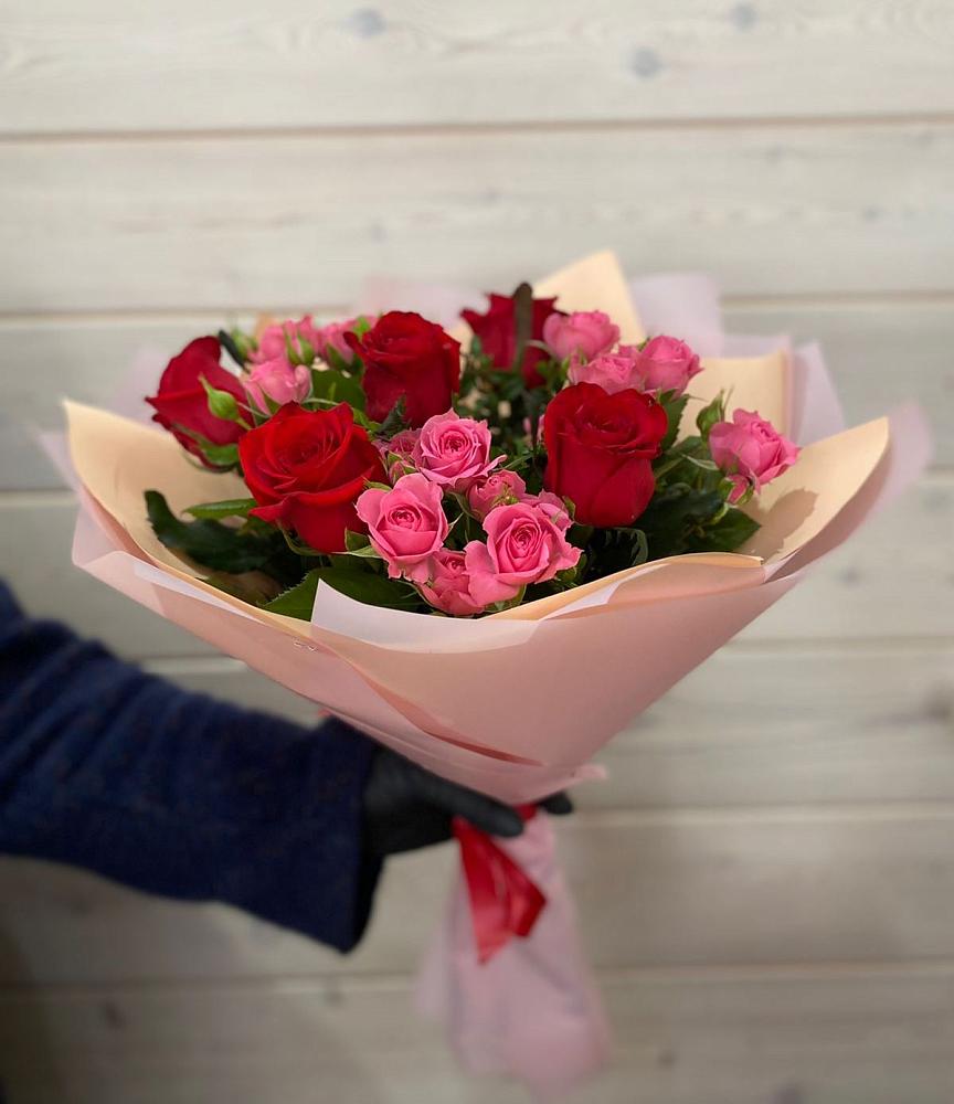 Букет цветов из: Розы в Великовечное