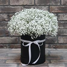 Цветочная композиция из Гипсофила в шляпной коробке в Великовечное