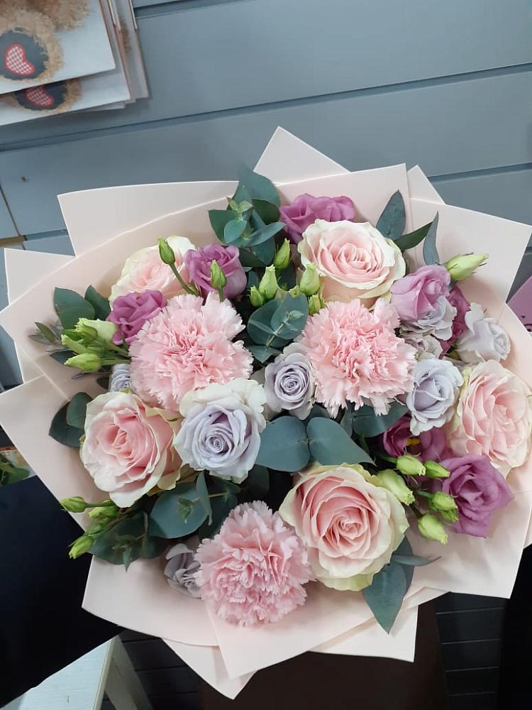 Букет цветов из: Розы, Гвоздики и Лизиантусы в Великовечное