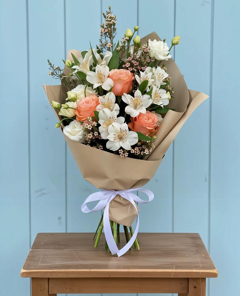 Букет цветов из: Альстромерии, Лизиантусы, Розы и Хризантемы в Великовечное