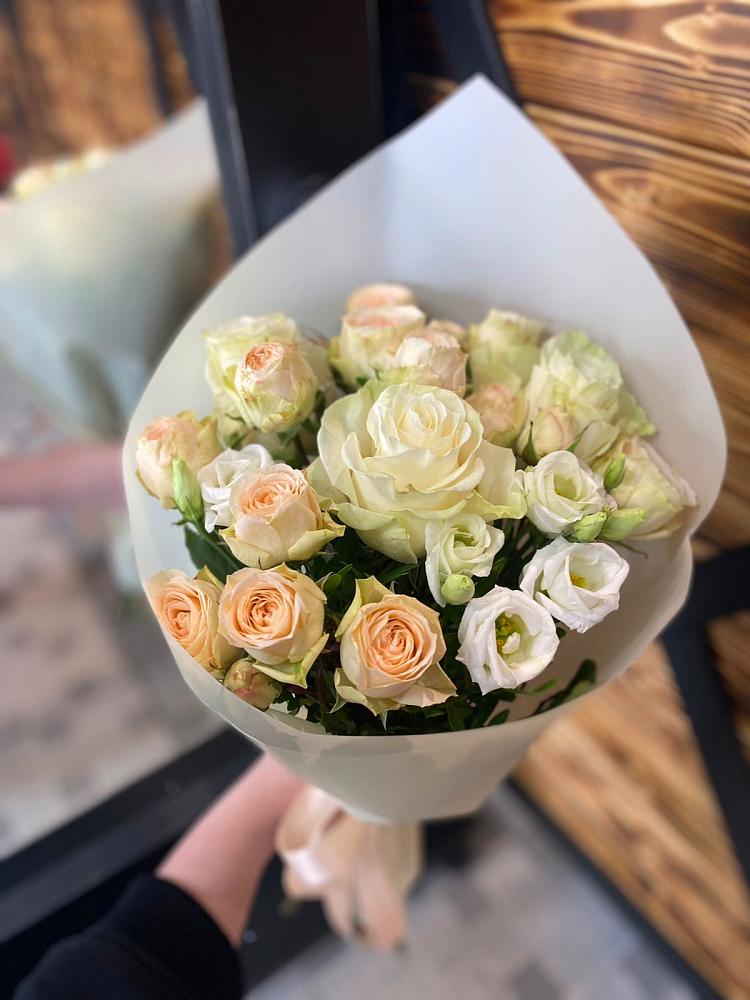 Букет цветов из: Розы и Лизиантусы в Великовечное